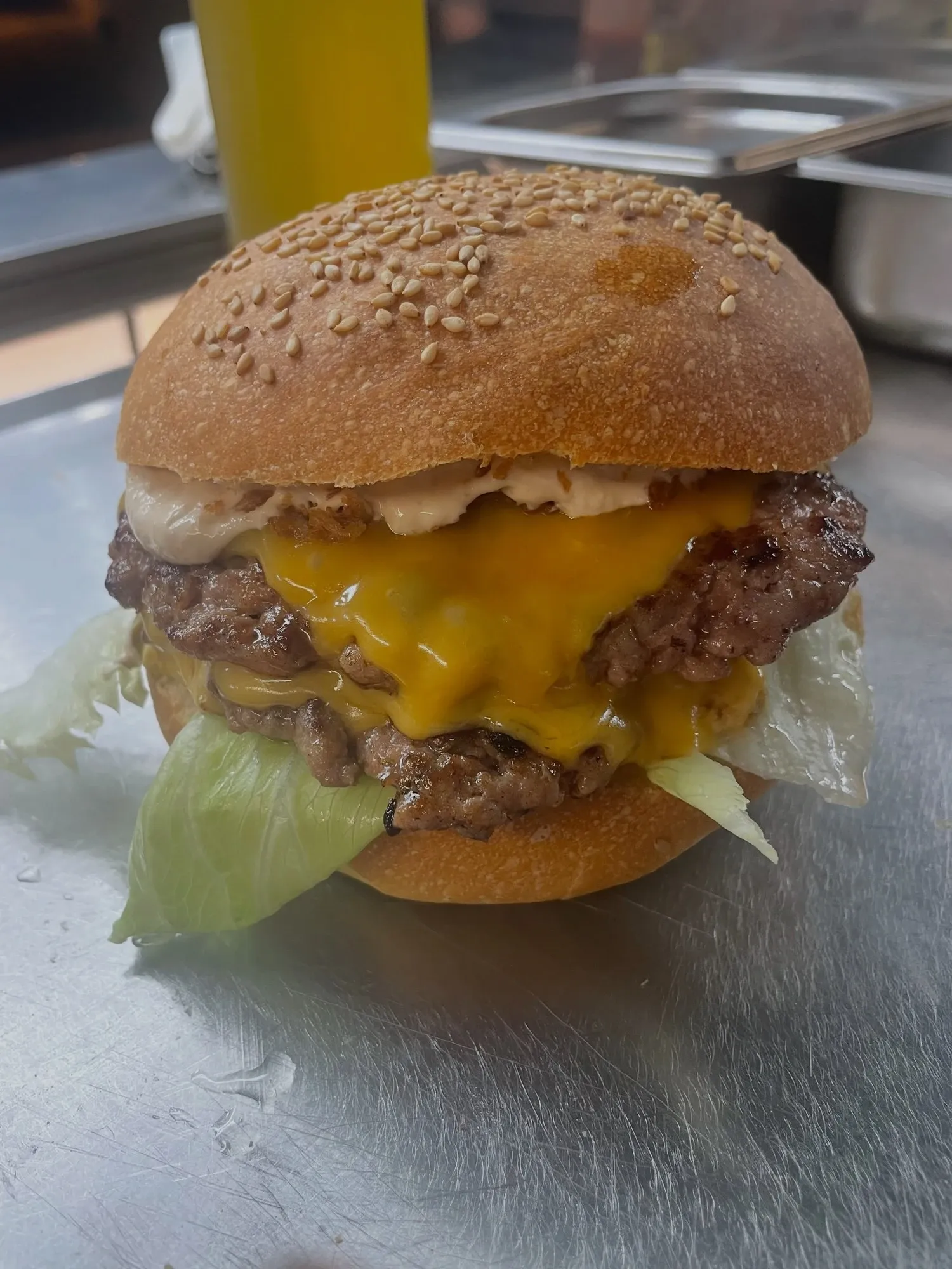Un hamburger Saporito fotografato sul banco, con cheddar fuso e lattuga