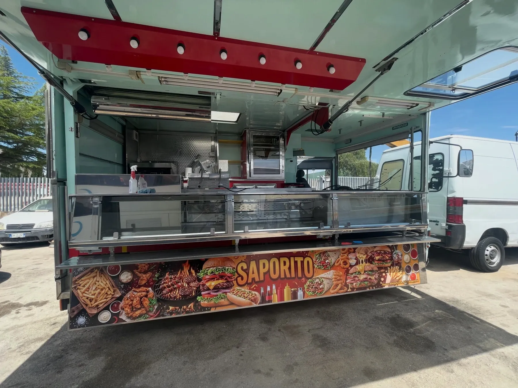 Il vero food truck Saporito, con il banco aperto e la livrea dedicata a panini e fritti